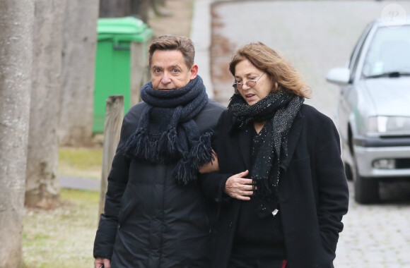 Olivier Gluzman et Jane Birkin - Obsèques du metteur en scène Luc Bondy au cimetière du Père Lachaise à Paris. Le 10 décembre 2015  