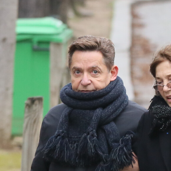 Olivier Gluzman et Jane Birkin - Obsèques du metteur en scène Luc Bondy au cimetière du Père Lachaise à Paris. Le 10 décembre 2015  