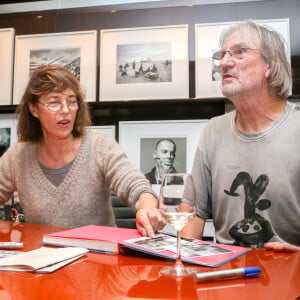 Son frère aîné, Andrew, le père du jeune homme mort à 20 ans, sera traumatisé par cette disparition brutale.
Jane Birkin et son frère Andrew dédicacent le livre "Jane and Serge : a family album", à la librairie Taschen a Paris. L'album regroupe des photos inédites du couple mythique, faite par le frere de Jane Birkin. Le 22 octobre 2013 