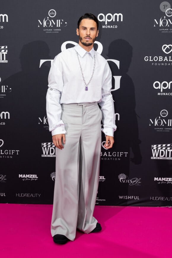 Baptiste Giabiconi - Photocall de la première édition du dîner de charité "Together we Give" sur la Plage "La Môme"lors du 76ème Festival International du Film de Cannes le 23 mai 2023. © Jeremy Melloul/Bestimage 