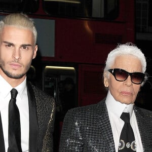 Une bonne nouvelle qui le sort un peu des histoires d'héritage de Karl Lagerfeld.
Karl Lagerfeld et Baptiste Giabiconi (blond platine) - Arrivée des people au vernissage de l'exposition "Mademoiselle Privé" à la Galerie Saatchi à Londres, le 12 octobre 2015. 