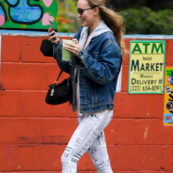 Exclusif - Lily-Rose Depp se promène en téléphonant en FaceTime à Los Angeles, le 1er novembre 2021.