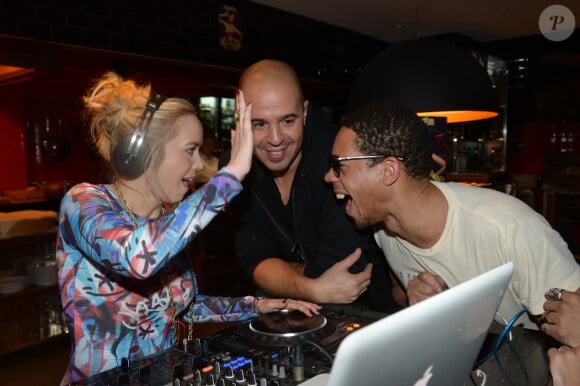 Enora Malagré aux platines à côté du DJ Cut Killer et JoeyStarr lors de la "Soirée les filles de Paris" au restaurant La Gioia à Paris, le 21 mars 2013.