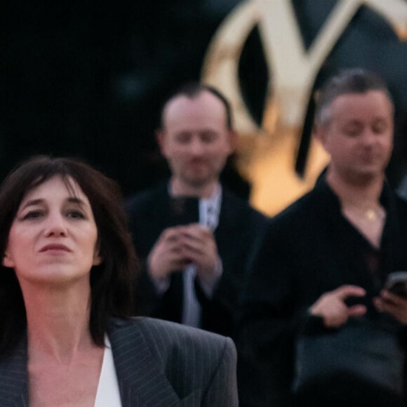 Ancienne boulimique, elle confiait : "Je suis de nature maigre, mais je suis complètement tordue avec cette idée-là. J'ai banni plusieurs aliments"
Charlotte Gainsbourg - Les célébrités assistent au défilé de la collection homme été 2024 de Saint Laurent "Each Man Kills The Thing He Loves" à Berlin, France, le 12 juin 2023. 