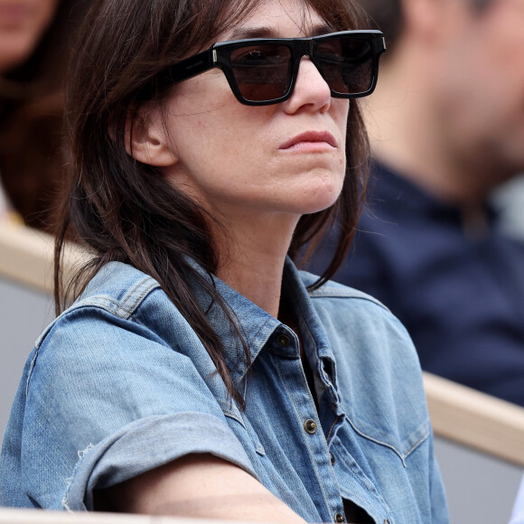 Charlotte Gainsbourg - Célébrités en tribunes des Internationaux de France de tennis de Roland Garros 2023 à Paris le 11 juin 2023. © Jacovides-Moreau/Bestimage 