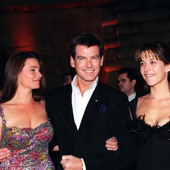 Keely Shaye Smith, Pierce Brosnan, Sophie Marceau pour l'avant-première du film "Le Monde ne suffit pas" à Paris en 1999