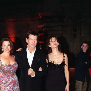 Keely Shaye Smith, Pierce Brosnan, Sophie Marceau pour l'avant-première du film "Le Monde ne suffit pas" à Paris en 1999