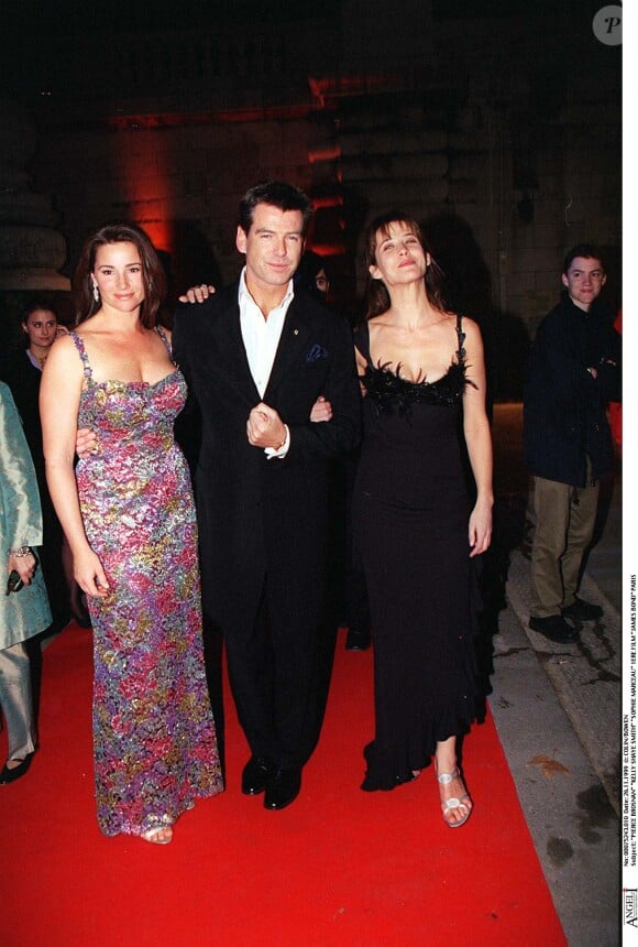 Keely Shaye Smith, Pierce Brosnan, Sophie Marceau pour l'avant-première du film "Le Monde ne suffit pas" à Paris en 1999