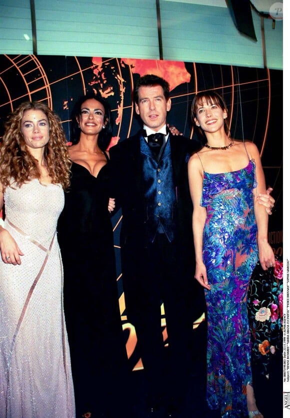 Denise Richards, Maria Grazia Cucinotta, Pierce Brosnan, Sophie Marceau pour l'avant-première du film "Le Monde ne suffit pas" à Londres en 1999