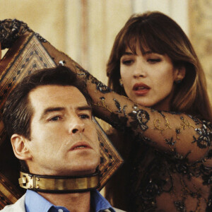 Sophie Marceau et Pierce Brosnan dans le film "Le Monde ne suffit pas" ("The World Is Not Enough") en 1999 Photo by Legacy Collection/The Hollywood Archive/JoeMartinez NetropolisPicturelux/Avalon/ABACAPRESS.COM