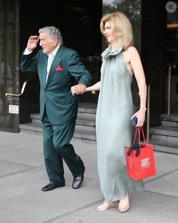 Il était marié à Susan Benedetto sa troisième épouse et avait 4 enfants, dont deux issus de ses précédents mariages
Tony Bennett et sa femme Susan Crow à la sortie de leur appartement à New York, le 2 juillet 2021.