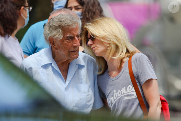 Exclusif - Tony Bennett et sa femme Susan Crow rentrent chez eux après avoir passé un moment agréable sur un banc de Central Park à New York City, New York, Etats-Unis, le 2 juin 2021.