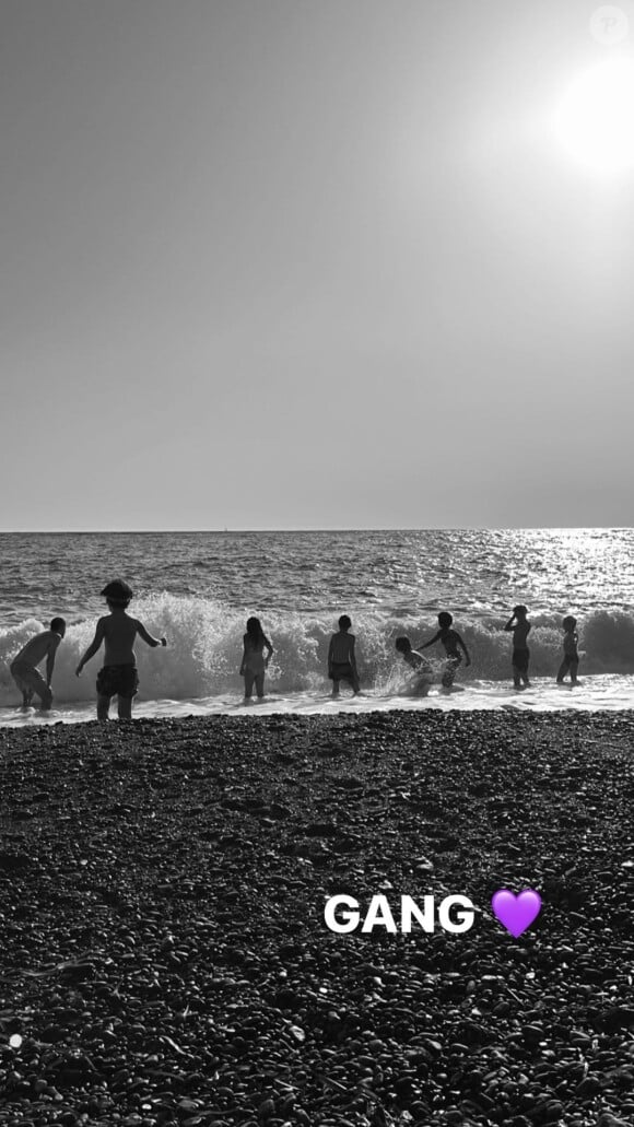 On découvre de nombreux enfants sur la plage
Léa Salamé en vacances en Corse.