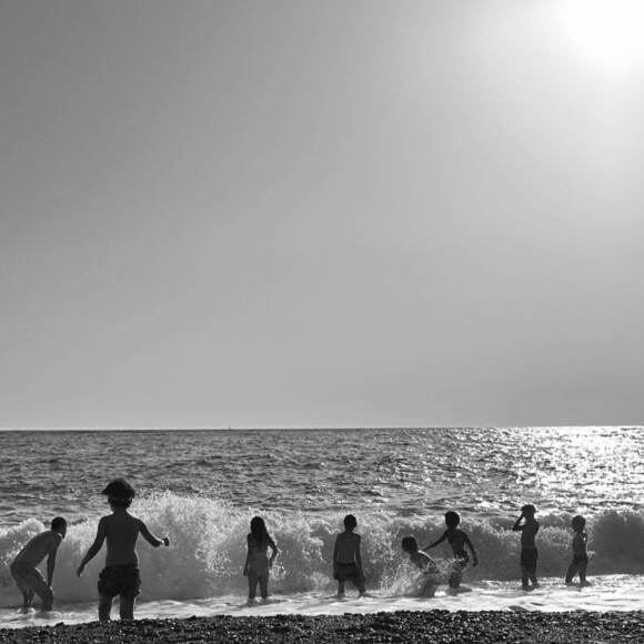 On découvre de nombreux enfants sur la plage
Léa Salamé en vacances en Corse.