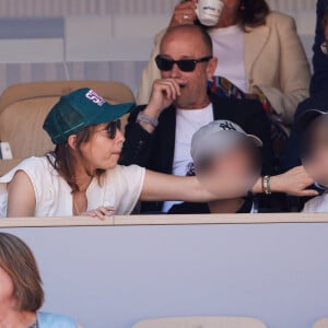 Elle a cédé sa place à la matinale de France Inter
Léa Salamé en tribunes avec son fils Gabriel, né en 2017, ainsi que de son beau-fils de 11 ans, Alexandre en tribunes lors des Internationaux de France de tennis de Roland Garros 2023 à Paris, France, le 3 juin 2023. © Cyril Moreau/Bestimage