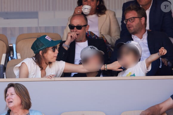 Elle a cédé sa place à la matinale de France Inter
Léa Salamé en tribunes avec son fils Gabriel, né en 2017, ainsi que de son beau-fils de 11 ans, Alexandre en tribunes lors des Internationaux de France de tennis de Roland Garros 2023 à Paris, France, le 3 juin 2023. © Cyril Moreau/Bestimage