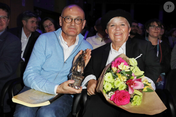 Mimie Mathy reçoit le Pyrénées d'honneur pour son rôle dans "Joséphine, ange gardien" en présence de son mari Benoist Gérard lors de la cérémonie de clôture du 22ème Festival des créations télévisuelles de Luchon, France, le 8 février 2020. © Patrick Bernard/Bestimage 