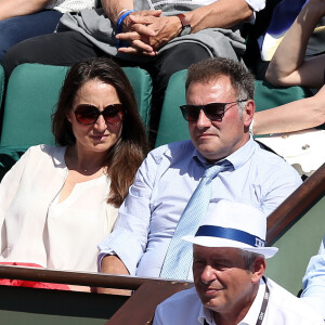 En 2018 à Rome, le père de famille de famille a d'ailleurs dit "oui" à Barbara Ricevuto, une belle italienne qui fait constamment son bonheur.
Pierre Sled et sa compagne dans les tribunes des Internationaux de Tennis de Roland Garros à Paris le 8 juin 2017 © Cyril Moreau-Dominique Jacovides/Bestimage