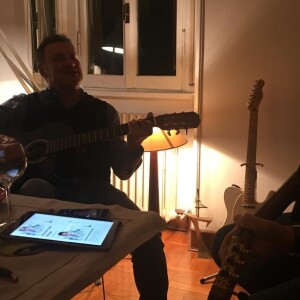 L'année de leur mariage, Barbara Ricevuto a relayé une photo de son homme très inspiré, la guitare à la main sur ses réseaux sociaux.