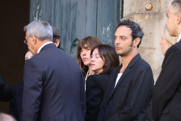 Lou Doillon, Charlotte Gainsbourg, Roman de Kermadec (fils de Kate Barry) - Arrivées des célébrités aux obsèques de Jane Birkin en l'église Saint-Roch à Paris. Le 24 juillet 2023 © Jacovides-KD Niko / Bestimage 