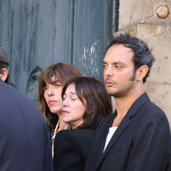 Lou Doillon, Charlotte Gainsbourg, Roman de Kermadec (fils de Kate Barry) - Arrivées des célébrités aux obsèques de Jane Birkin en l'église Saint-Roch à Paris. Le 24 juillet 2023 © Jacovides-KD Niko / Bestimage 