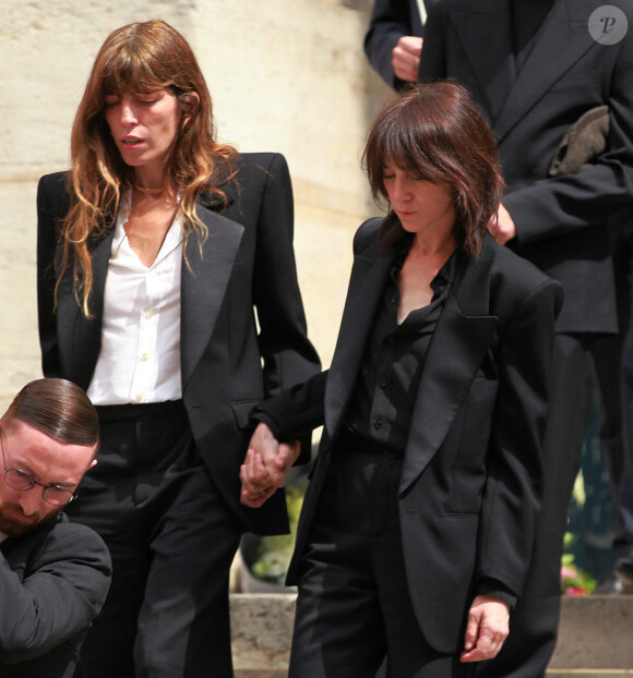 Lou Doillon et Charlotte Gainsbourg - Sorties des obsèques de Jane Birkin en l'église Saint-Roch à Paris. Le 24 juillet 2023 © Jonathan Rebboah / Panoramic / Bestimage