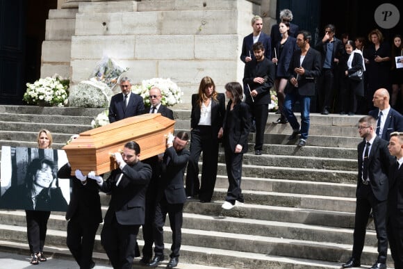 Les obsèques de Jane Birkin ont rassemblé une grande foule
Sorties des obsèques de Jane Birkin en l'église Saint-Roch à Paris. © Jacovides-KD Niko / Bestimage