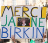 De nombreuses affiches et banderoles étaient brandies, dont l'une était portée par des Iraniennes
Les obsèques de Jane Birkin en l'église Saint-Roch à Paris. Le 24 juillet 2023 © Jacovides-KD Niko / Bestimage