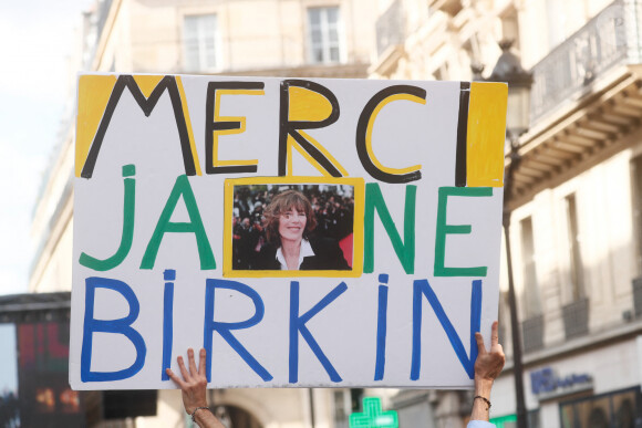 De nombreuses affiches et banderoles étaient brandies, dont l'une était portée par des Iraniennes
Les obsèques de Jane Birkin en l'église Saint-Roch à Paris. Le 24 juillet 2023 © Jacovides-KD Niko / Bestimage