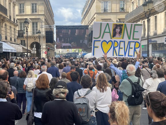 Les anonymes ont pu suivre le déroulement via un écran géant non loin de l'église
Arrivées des célébrités aux obsèques de Jane Birkin en l'église Saint-Roch à Paris retransmises sur un écran géant. Le 24 juillet 2023 © Jacovides-KD Niko / Bestimage