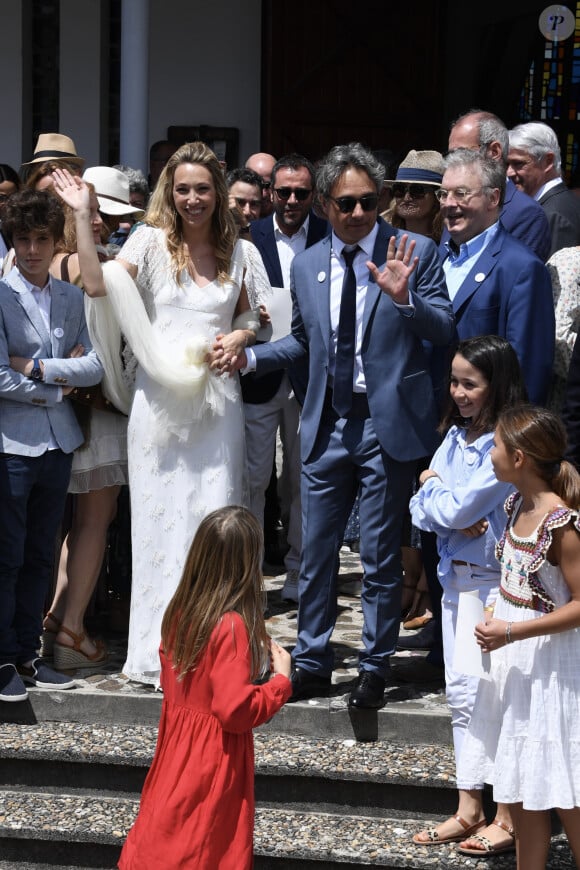 Avec son mari Raphaël Lancrey-Javal, la maman de Léo a trouvé l'équilibre
Mariage de Laura Smet et Raphaël Lancrey-Javal à l'église Notre-Dame des Flots au Cap-Ferret le jour de l'anniversaire de son père Johnny Hallyday le 15 juin 2019.