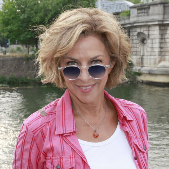 Celle qui a récemment repris le chemin du théâtre a fait preuve d'un humour... très particulier !
Corinne Touzet au 9ème Trophée de la Pétanque gastronomique au Port Yacht Marina à Paris. Le 29 juin 2023 © Christophe Aubert via Bestimage