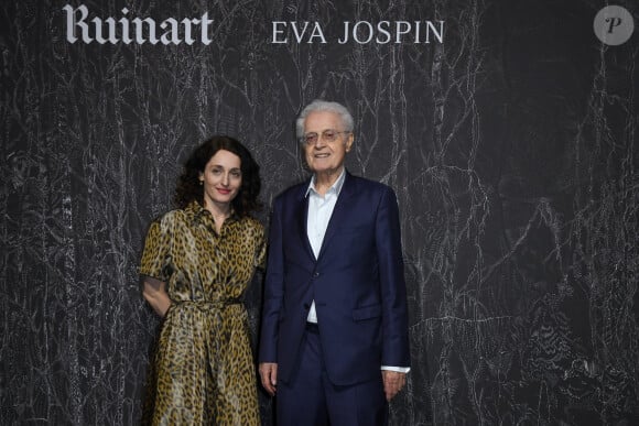 Ce samedi, sa fille Eva s'est confiée au "Monde" sur la manière dont elle vit sa notoriété.
Eva Jospin et son père Lionel Jospin - Vernissage de l'exposition Ruinart "Promenade en Champagne" au Carreau du Temple à Paris. © Giancarlo Gorassini / Bestimage