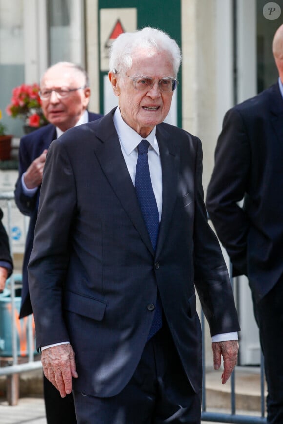 Exclusif - Lionel Jospin - Obsèques de l'avocat et homme politique français Tony Dreyfus au cimetière du Montparnasse à Paris, France, le 5 mai 2023. © Christophe Clovis/Bestimage 