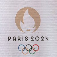 Paris 2024 : Le créateur de la torche olympique, dont la forme fait jaser, révèle sa signification