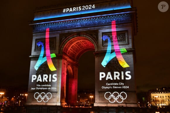 La mairie de Paris projette le logo de la candidature de la ville aux Jeux Olympiques 2024 sur l'Arc de Triomphe le 9 février 2016.