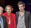 Les internautes se sont beaucoup moqués de la forme de cette fameuse torche.
Julian Schwarz, Claude Aiello, Liliane Bettencourt et Mathieu Lehanneur