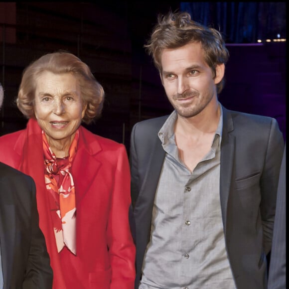 Les internautes se sont beaucoup moqués de la forme de cette fameuse torche.
Julian Schwarz, Claude Aiello, Liliane Bettencourt et Mathieu Lehanneur