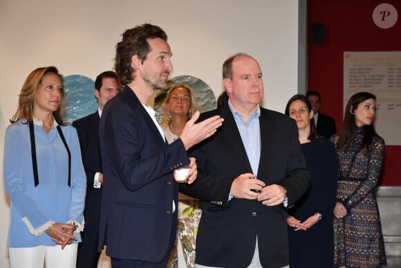 Mathieu Lehanneur a souhaité symboliser "le partage, la paix, la cohésion, la fraternité et la transmission" avec cette torche.
Exclusif - Mathieu Lehanneur, le prince Albert II de Monaco, Nancy Dotta et Bertold Mueller - Après le succès chez Christie's à Paris en janvier dernier, la collection 50 Seas créée par le designe M.Lehanneur sera dévoilée au musée océanographique de La Principauté de Monaco du 22 avril au 6 mai. © Michael Alesi/Bestimage 