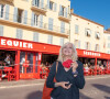 Mais sa maison sera aujourd'hui la dernière. 
Exclusif - Amanda Lear est de retour à Saint-Tropez et pose chez Sénéquier avec un masque le 26 juin 2020. © Patrick Carpentier/Bestimage
