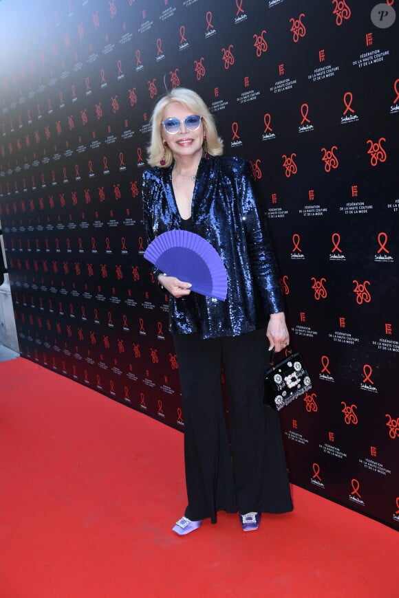 Amanda Lear - Photocall de la 20ème édition du dîner de la Mode du Sidaction, "Annees Palace" au Pavillon Cambon Capucines à Paris le 6 juillet 2023.  © Rachid Bellak/Bestimage 