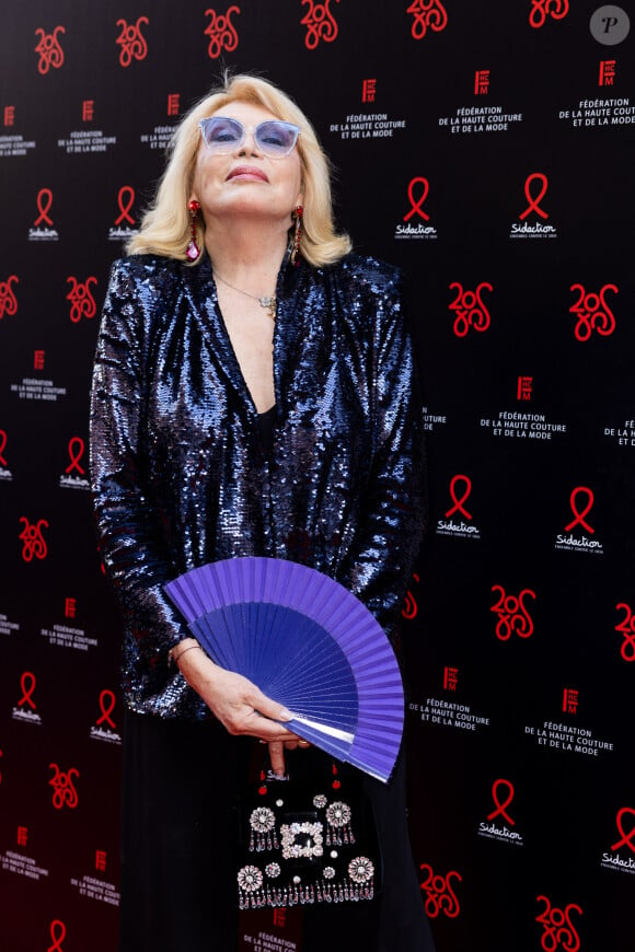 Et elle est parfaite pour tous ses projets ! 
Amanda Lear - Photocall de la 20ème édition du dîner de la Mode du Sidaction, "Annees Palace" au Pavillon Cambon Capucines à Paris le 6 juillet 2023. © Olivier Borde/Bestimage 