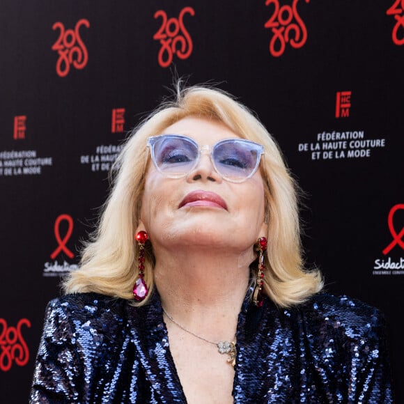 Et elle est parfaite pour tous ses projets ! 
Amanda Lear - Photocall de la 20ème édition du dîner de la Mode du Sidaction, "Annees Palace" au Pavillon Cambon Capucines à Paris le 6 juillet 2023. © Olivier Borde/Bestimage 