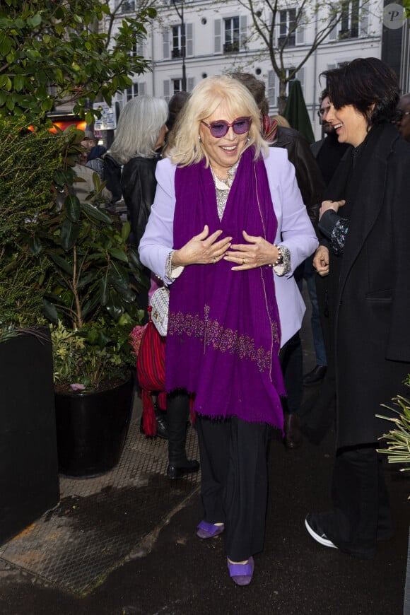 Amanda Lear pose lors de la remise du prix littéraire "La Closerie des Lilas" à la Closerie des Lilas à Paris, le 18 avril 2023. © Pierre Perusseau/Bestimage