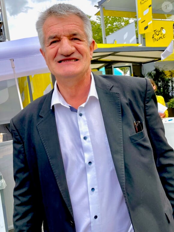 Un jeu télévisé dans lequel personne ne l'attendait...
Jean Lassalle visite le village du Tour de France cycliste 2023 à Pau le 5 juillet 2023. © Fabien Faure / Bestimage