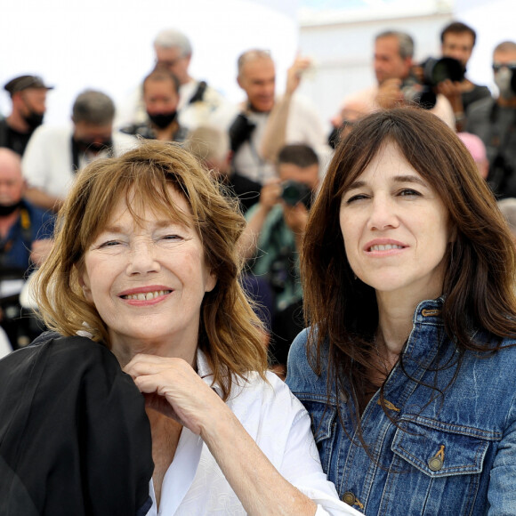 Jane Birkin (habillée en Celine), Charlotte Gainsbourg au photocall du film Jane par Charlotte (Cannes première) lors du 74ème festival international du film de Cannes le 8 juillet 2021 © Borde / Jacovides / Moreau / Bestimage