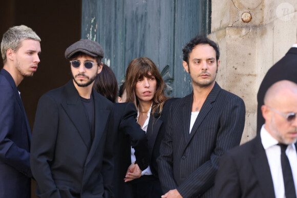 Marlowe (fils de Lou Doillon), Ben Attal, Lou Doillon, Roman de Kermadec (fils de Kate Barry) - Arrivées des célébrités aux obsèques de Jane Birkin en l'église Saint-Roch à Paris. Le 24 juillet 2023 © Jacovides-KD Niko / Bestimage