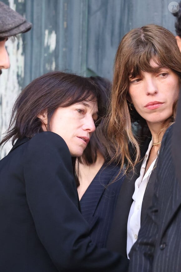 Victime d'un autre AVC, elle aura succombé, seule, dans cet endroit parisien où elle vivait.
Charlotte Gainsbourg, Lou Doillon - Arrivées des célébrités aux obsèques de Jane Birkin en l'église Saint-Roch à Paris. © Jacovides-KD Niko / Bestimage