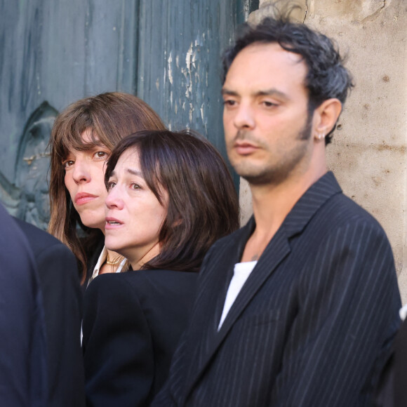 Mais cet apparement possédait néanmoins "un petit bout de jardin" qui permettait à l'artiste et maman de Charlotte Gainsbourg et Lou Doillon de "profiter de la lumière du jour".
Lou Doillon, Charlotte Gainsbourg, Roman de Kermadec (fils de Kate Barry) - Arrivées des célébrités aux obsèques de Jane Birkin en l'église Saint-Roch à Paris. Le 24 juillet 2023 © Jacovides-KD Niko / Bestimage