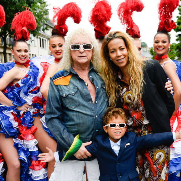 Michel Polnareff, sa compagne Danyellah et leur fils Louka - Le chanteur français Michel Polnareff fête son 72ème anniversaire en présence des danseuses du Moulin-Rouge et donne le départ de la deuxième étape de la 103ème édition de la course cycliste du tour de France le 3 Juillet 2016, entre Saint-Lo et Cherbourg-en-Cotentin, en Normandie. © Coadic Guirec / Bestimage 